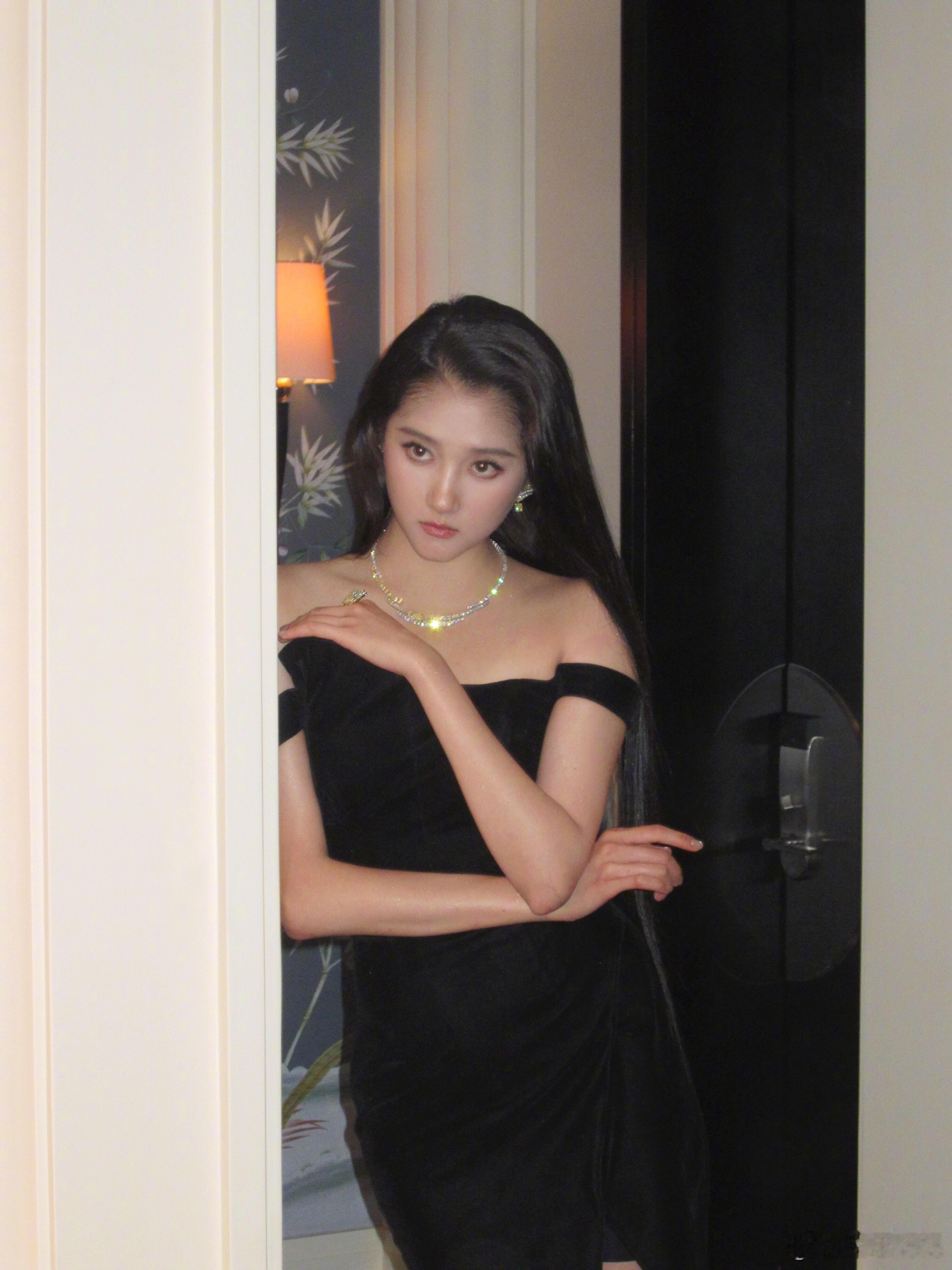 关晓彤美黑关晓彤美黑之后的肤色显得五官都更精致了，有一种很健康的黑皮芭比的高级美