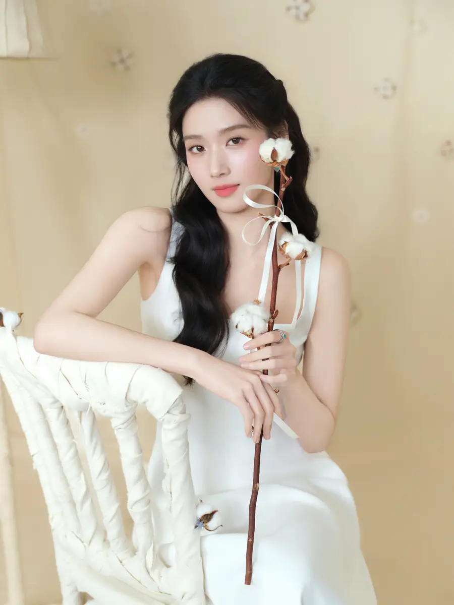 卢昱晓一袭白裙清纯甜美手持花枝少女感满满