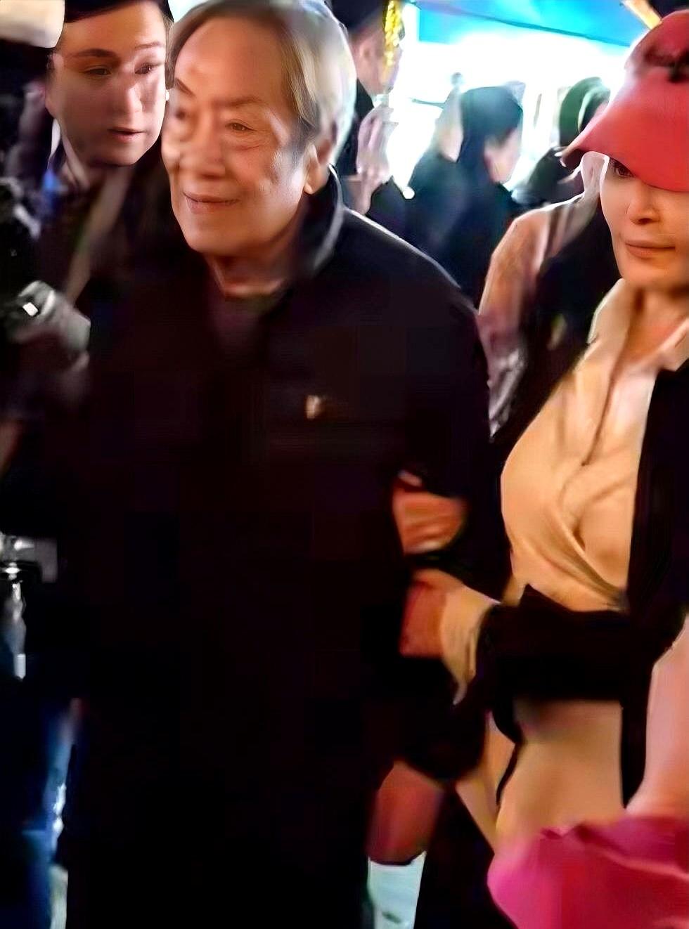 79岁王奎荣老态龙钟，小37岁妻子却寸步不离。这位可是国家一级演员，演了一辈