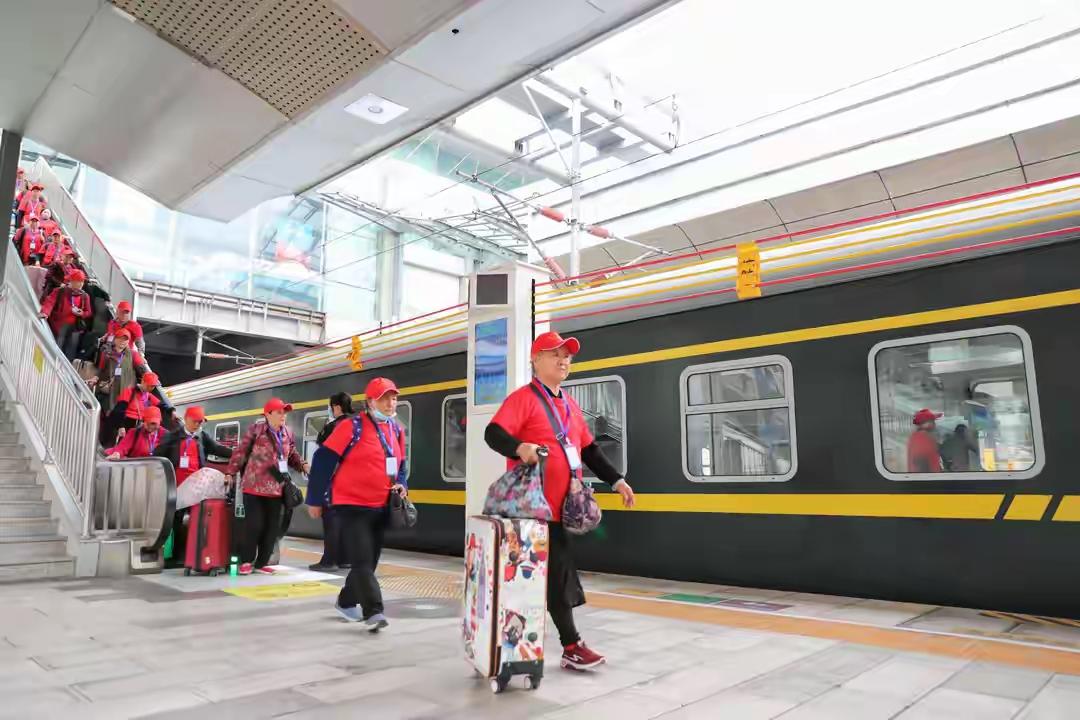 1740名“银发”旅客乘旅游专列从昆明出发，开启14天春日之旅这天，春风和煦