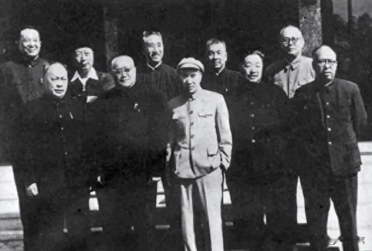 八位元帅合影，看似很平常，其实站位非常讲究那张照片，很多人手机相册里都有：表