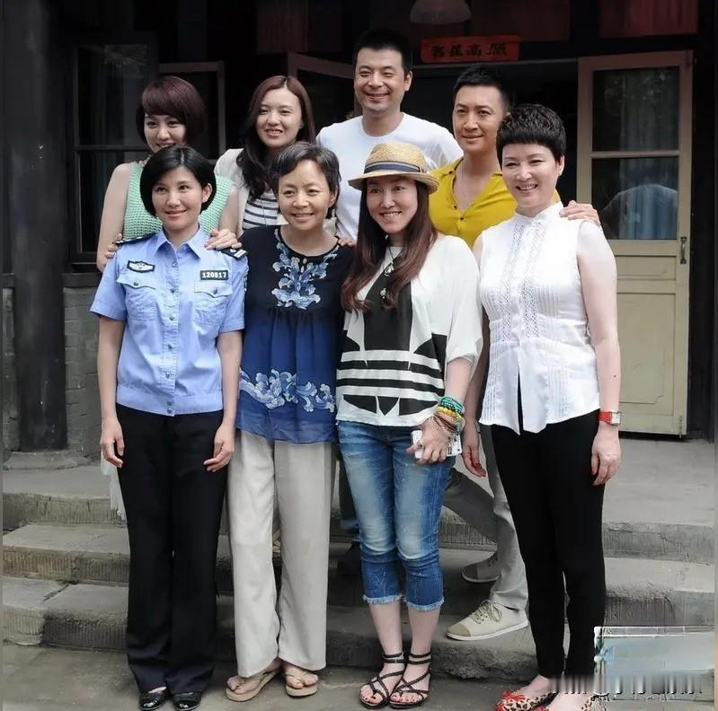 一张演员的集体合影，一眼就认出了宋丹丹、姜妍和袁泉，你还认出了谁？