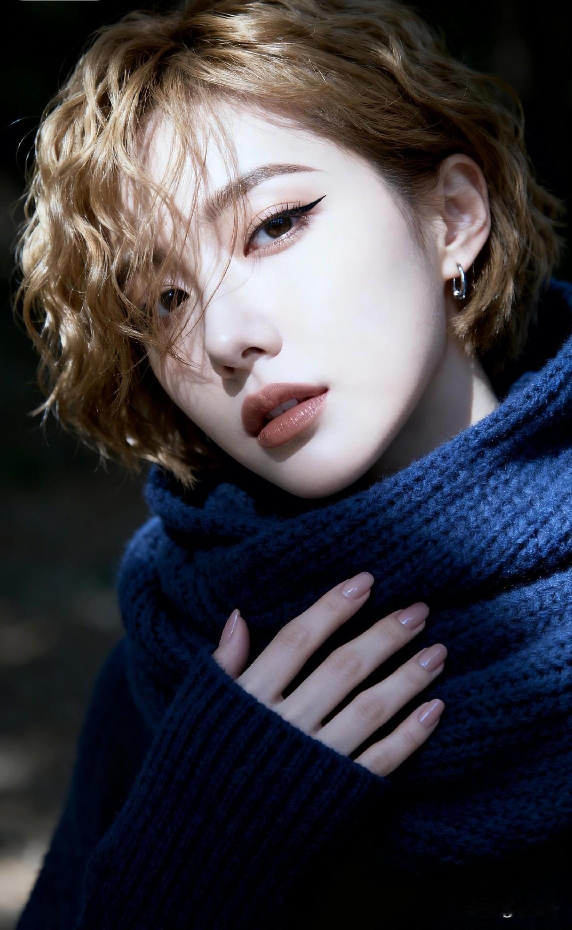 早上拉开窗帘，太阳躲在云后面磨磨蹭蹭。估计也不想上班吧？跟我似的，赖床时