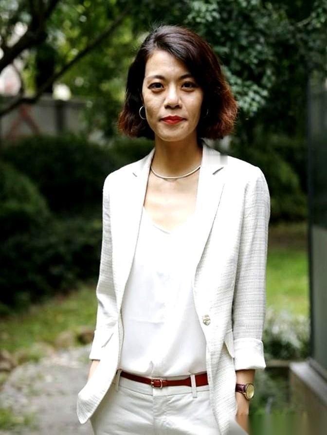 就因为念错了一个字。一夜之间，那个在复旦讲台上被捧上神坛的哲学女博士，就被骂到