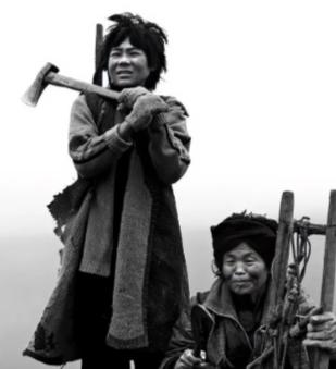 一个汉族女孩，被捆着手脚从四川抬进凉山，卖给一户黑彝人家。她此后的一切，身体、婚