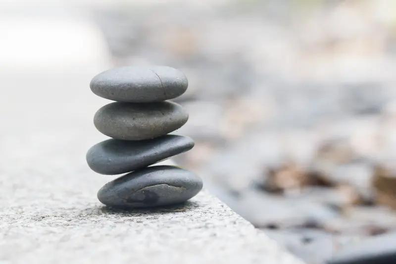 活的超脱的人，就像山间的闲云，自在又随性。他们心态平和，面对生活的起起落落，都能