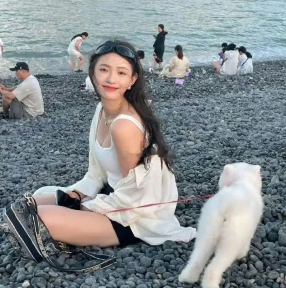 林允在海滩竟然没有被认出来