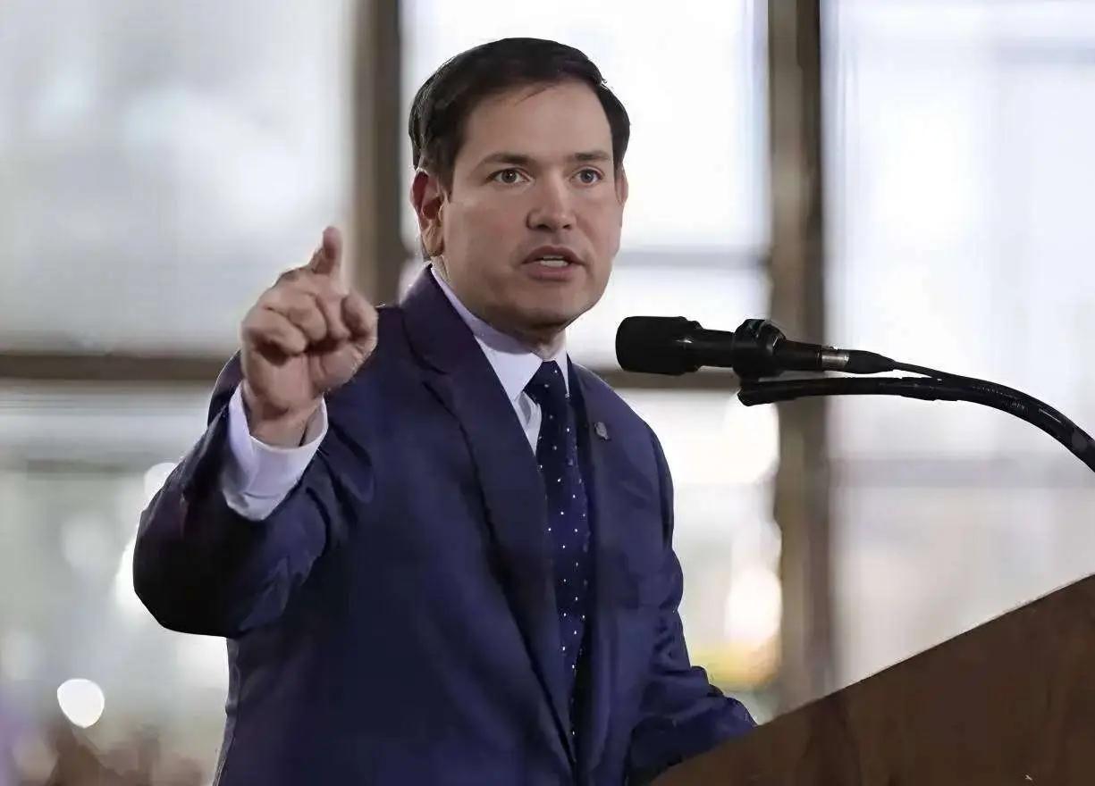 美国务卿彻底翻脸：当场翻脸怒喷，抛出直击灵魂的质问，北约到底是干啥的？难不成就只