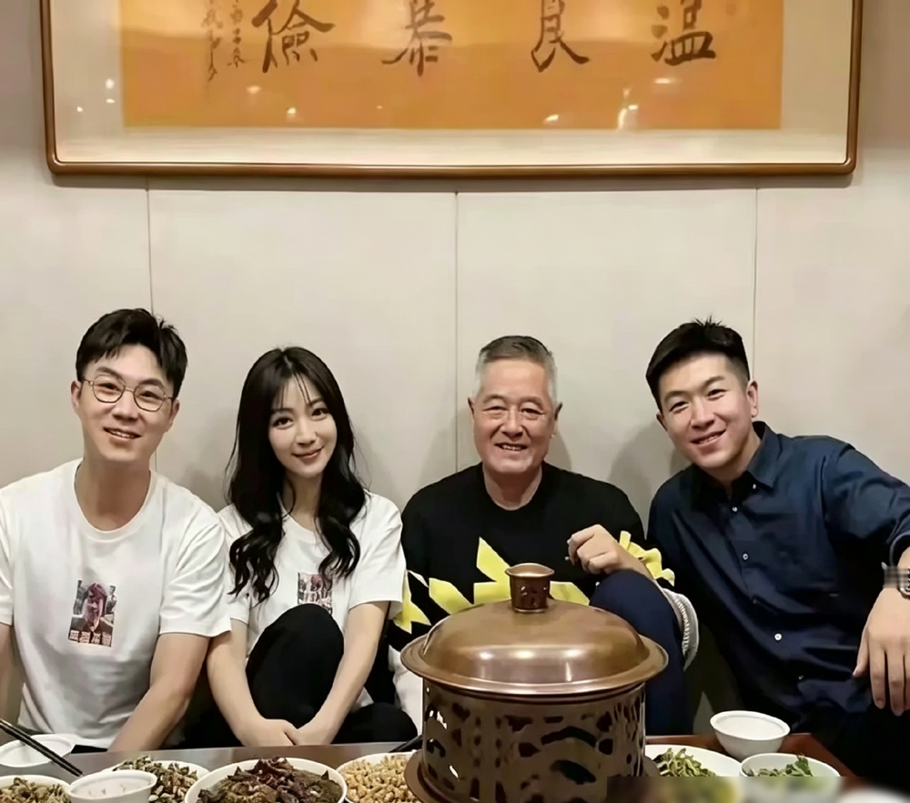 大鹏带柳岩去赵本山家蹭饭，进门就奔着那口酸菜锅去的。2019年沈阳路演，别人跑宣传累得跟狗似的，他转
