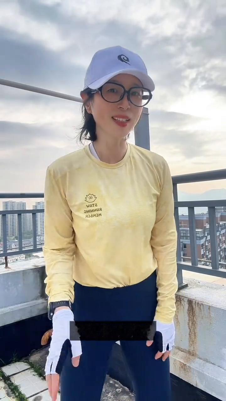 半月板手术有做了4个月，我基本上每天起来就做4个康复膝关节的动作。找墙、找门框，