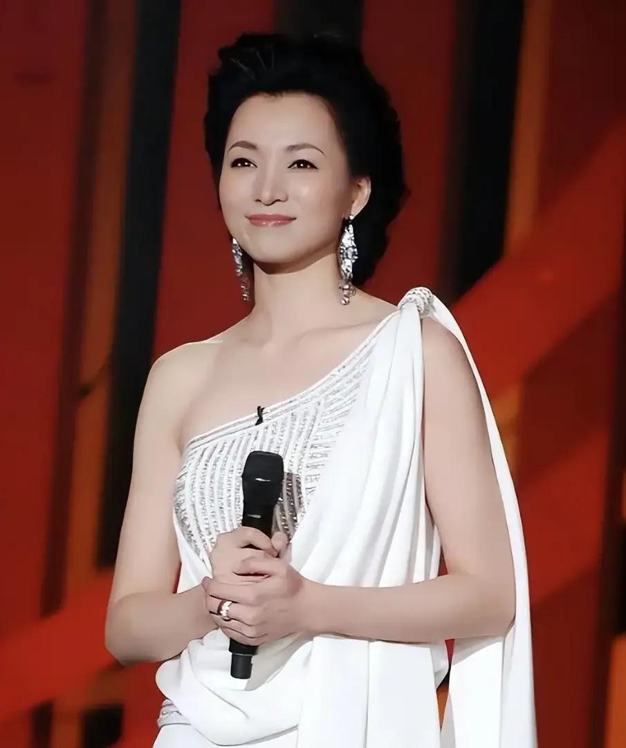 密春雷被禁入十年，董卿没发微博，那则讣告也不是她妈全网都在替她“崩塌”，可人