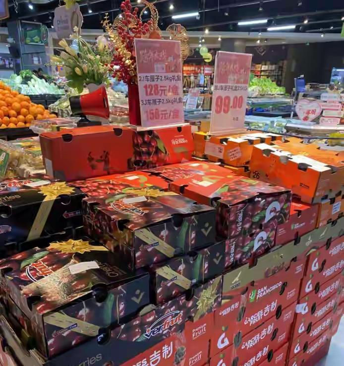 合肥车厘子“腰斩价”一天狂卖15吨！背后不是便宜，而是中产最后的体面在打折