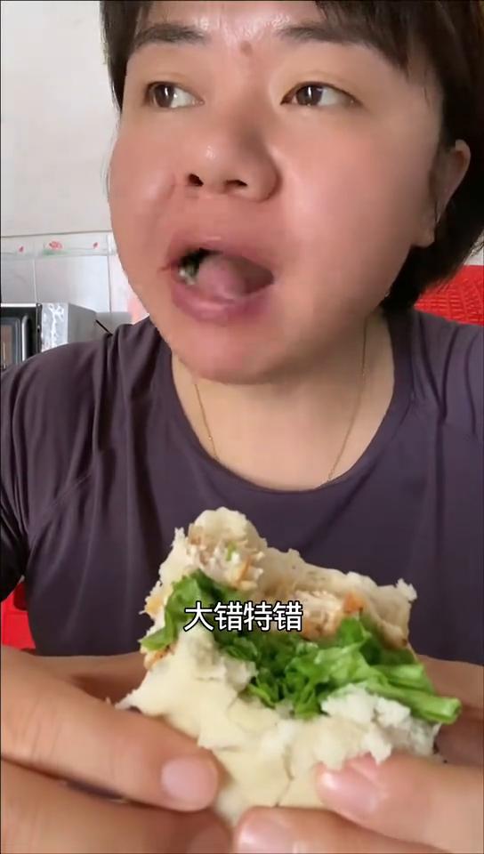 两个水煮鸡蛋，一杯牛奶。欢迎收看240斤生活化掉了80斤每天都吃点什么？鸡胸肉，