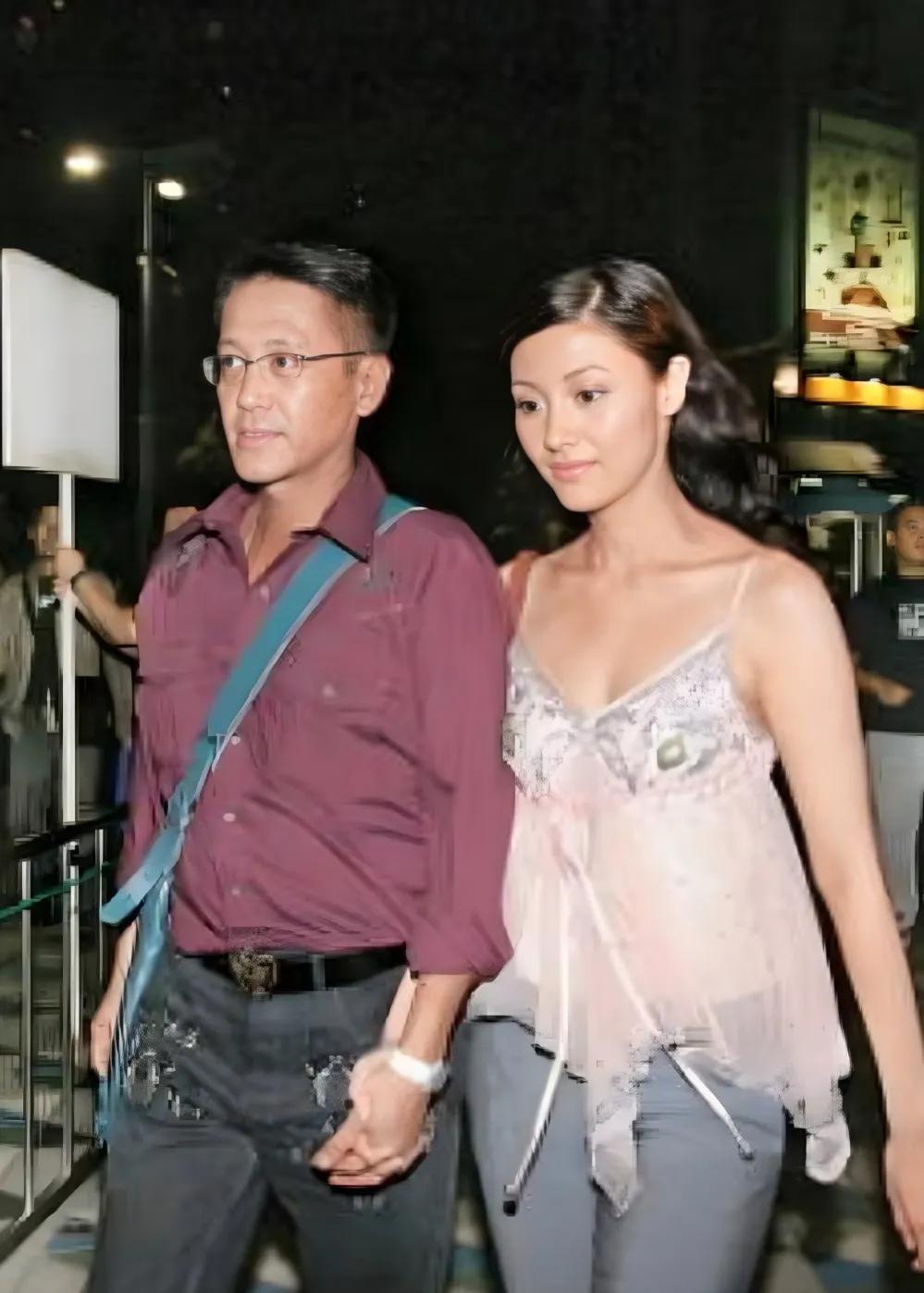 好多人说大美女李嘉欣衣品很差，其实看这张合影照片，她的富豪老公许晋亨的衣品也不是