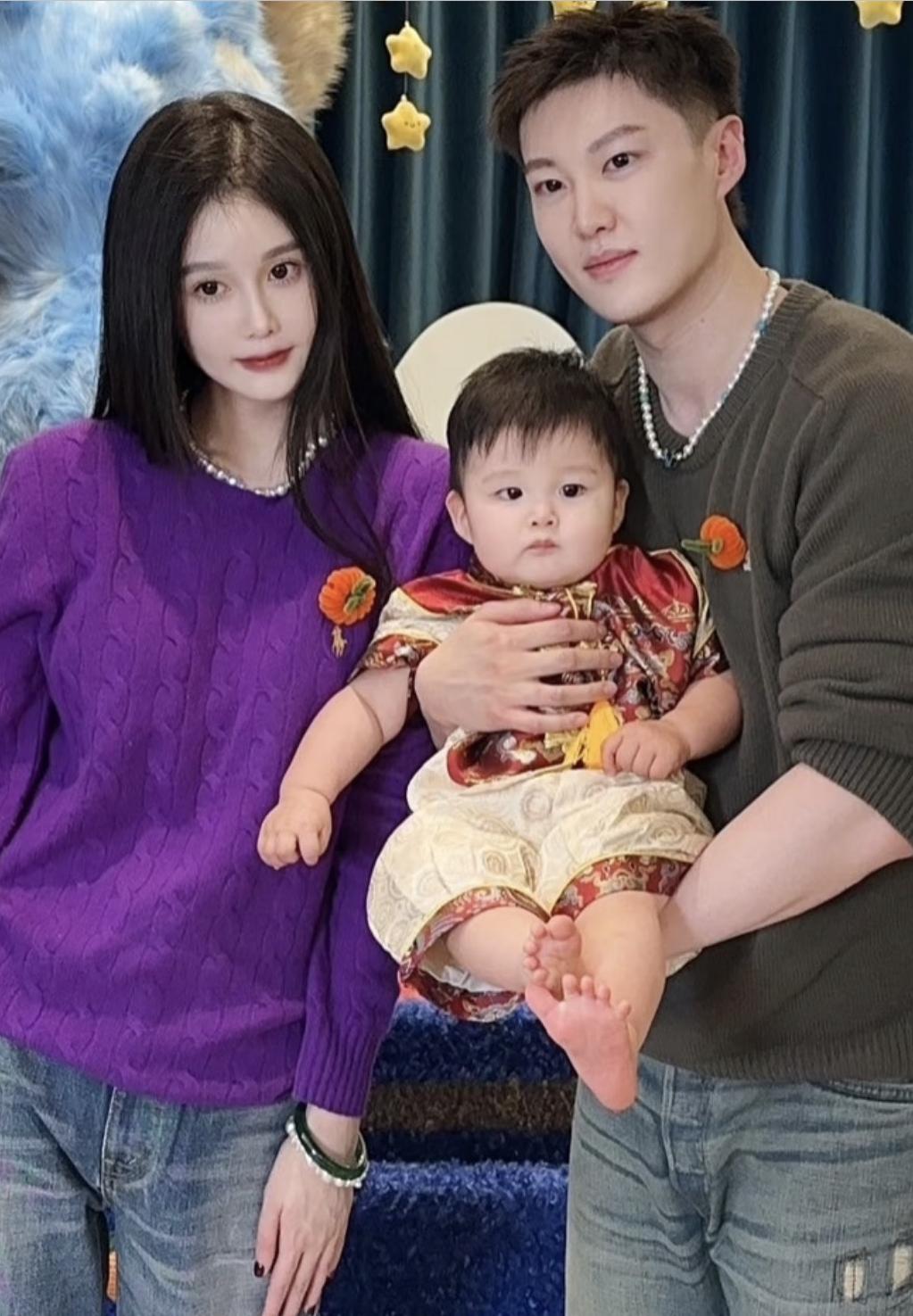 赵本山外孙要去北京上幼儿园，球球和老公小陈已经开始搬家，准备让孩子读小托班，换个