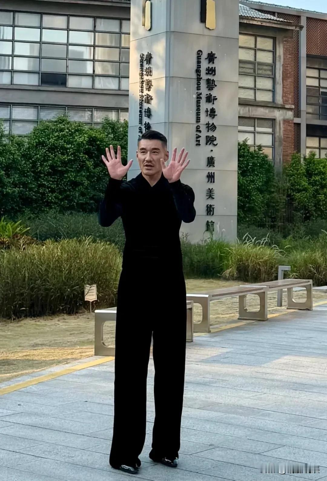 感觉胡兵的颜值被严重高估了，完全没有网上吹的那么年轻！54岁的胡兵在广州美术馆