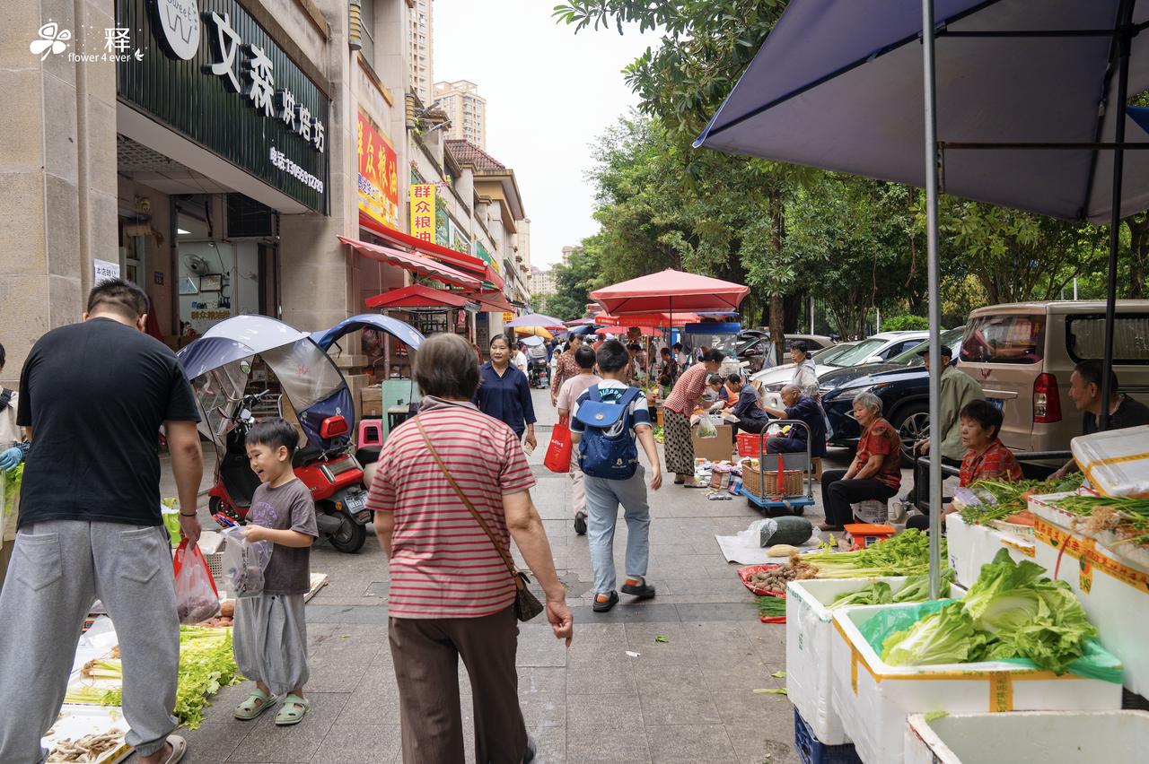 首付3万，月供450。你就能在贵安买套装修好单身公寓家门口就是公交站菜市场，满