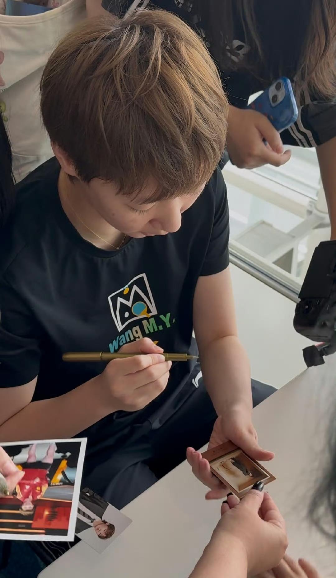 近距离看王曼昱为球迷签名！长长的眼睫毛，肉乎乎的小巧手，认认真真低头写字，香香软