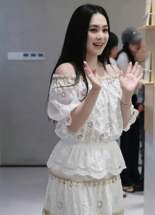 阿娇有点肉肉的感觉真的好美！在她身上似乎看到了刘亦菲那种微胖美的气质，配上白嫩的