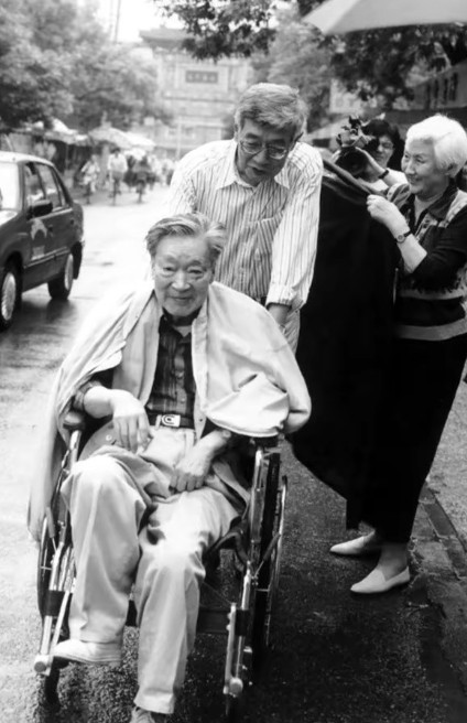 2005年，作家冯亦代在临终之际，抓着妻子黄宗英的手，求她：“能不能把我跟原配葬