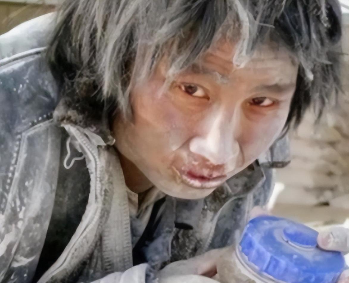 2011年，大学生崔松旺伪装成流浪汉，浑身散发恶臭，牙齿布满污垢，每天在垃圾桶