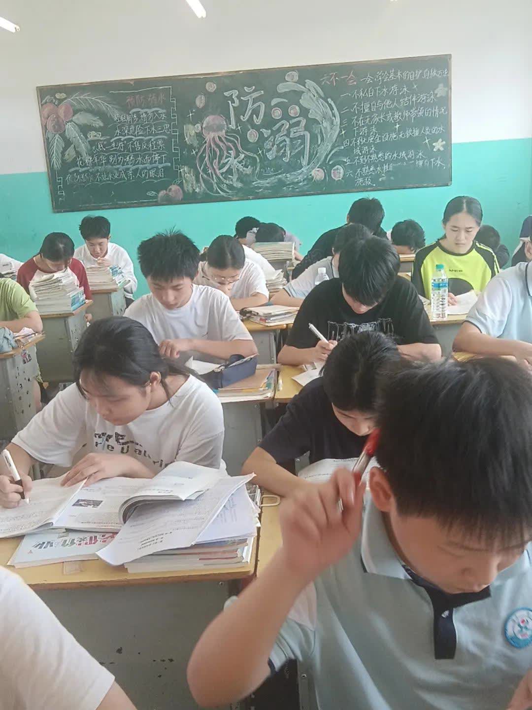 有个女学生，成绩十来名，平时看起来文文静静的，没想到一个月前，不来上学。班主