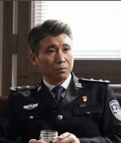 卧底警察在毒枭身边睡了4380天，醒来发现唯一能证明身份的人已经死了。央视黄金