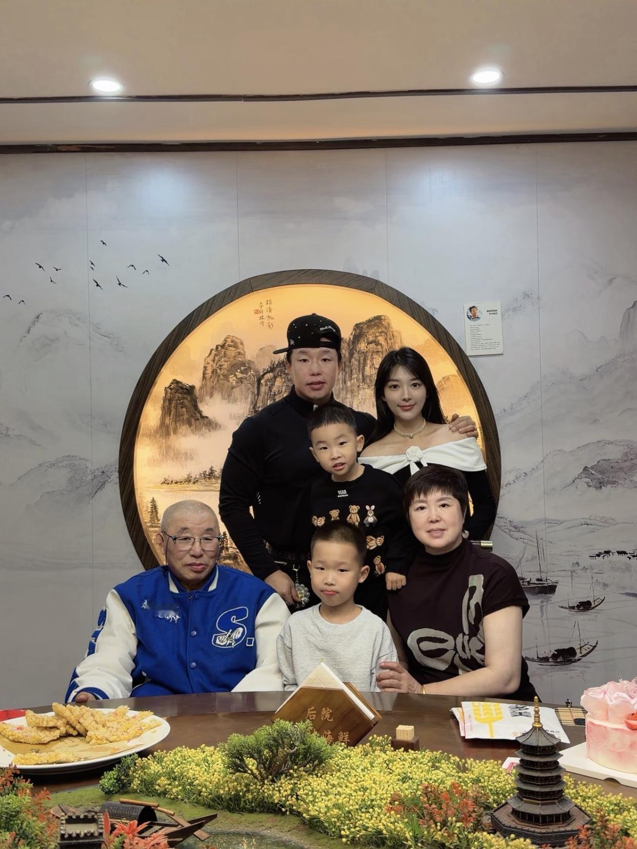 德云社烧饼妻子郑胡昕晒出了庆生照、全家福。照片中，烧饼父母坐在主位，大儿子烧麦站