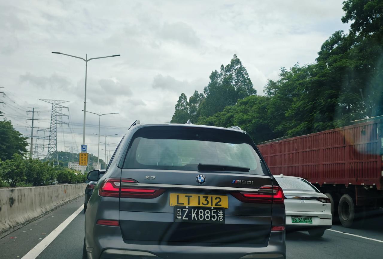 见过宝马X1、X2、X3、X4、X5、X6，就是没见过X7，这次见到真车了！挂的