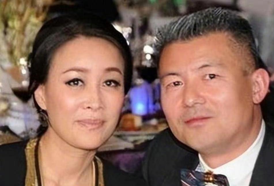 八卦媒体曝那英丈夫孟桐疑似出轨携美女同回别墅引热议今日，某八卦账号释出一段视