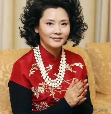 演员何赛飞说：“当年，我在决定和我老公领证时，我就很明确的告诉他，我对你没有过多