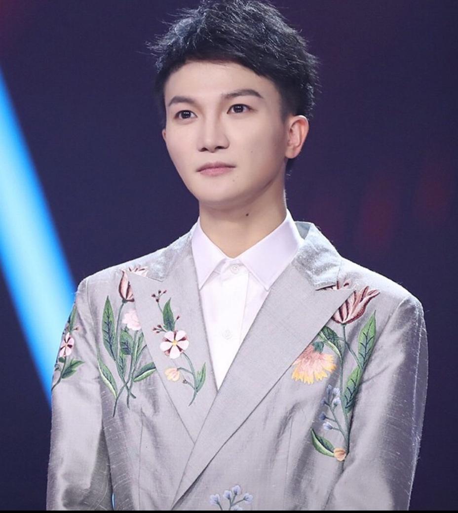 男不男女不女？周深舞台女装风愈演愈烈，内娱审美真的"歪"了吗？娱乐