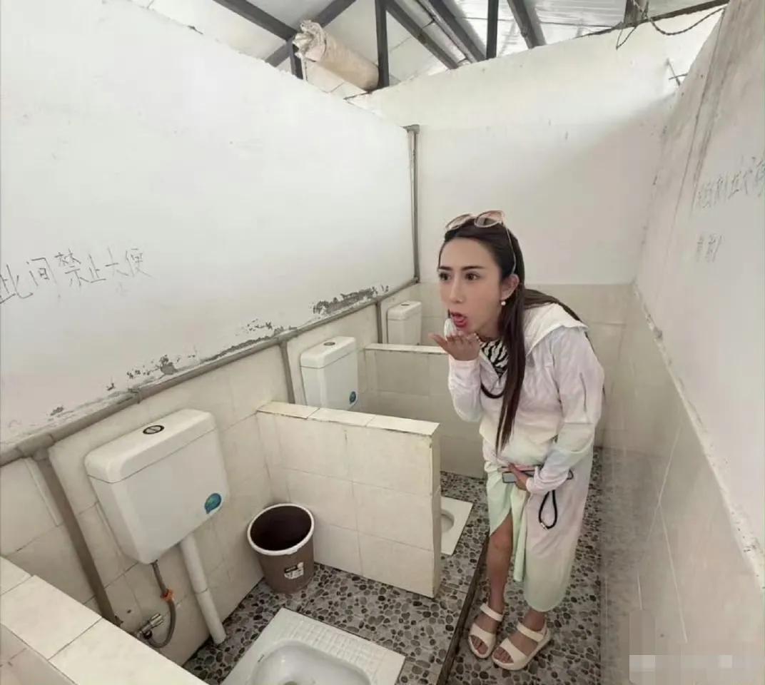 台湾网红“罔腰的腰”在云南旅游，发布一张在景点厕所拍的照片，引发岛内网民关于大陆