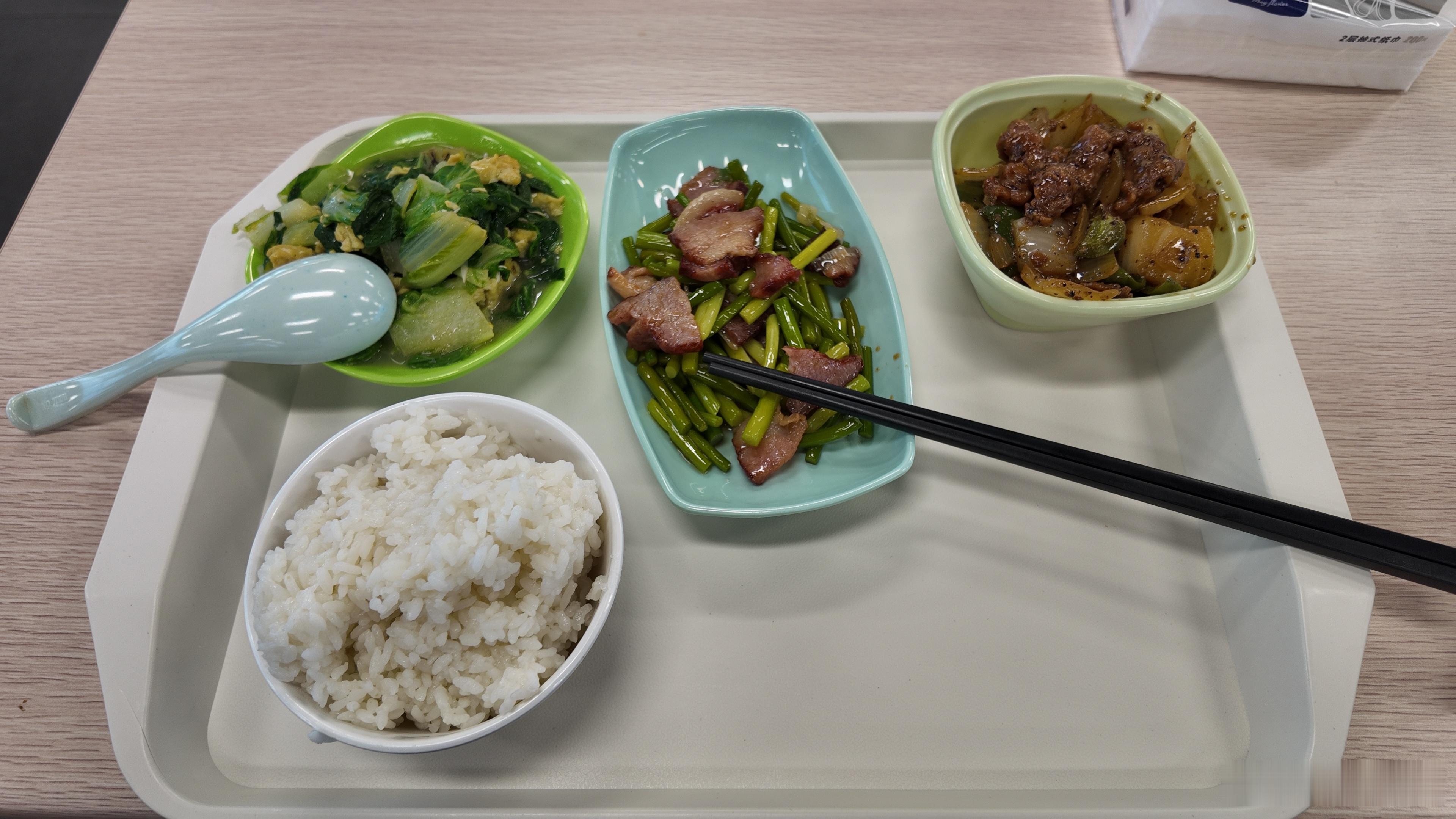 理想的饭菜分量是真大，我都说够了吃不了了，阿姨还坚持要给我加一勺……结账的时候收