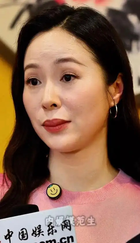 42岁江一燕上海近照曝光，曾经的文艺女神脸部浮肿，为何再也藏不住中年疲惫感