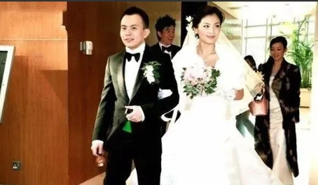 2009年，刘涛心情复杂来到秦海璐家里，她说“璐璐，我老公破产了，我实在是不知道