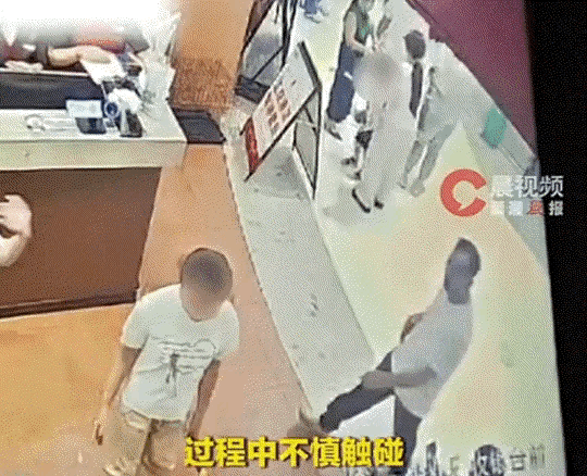 福建一女孩，8月26日在长沙一家餐厅就餐时，被一名4岁男童触碰到了臀部。女孩当即抓住准备跑开的男孩，