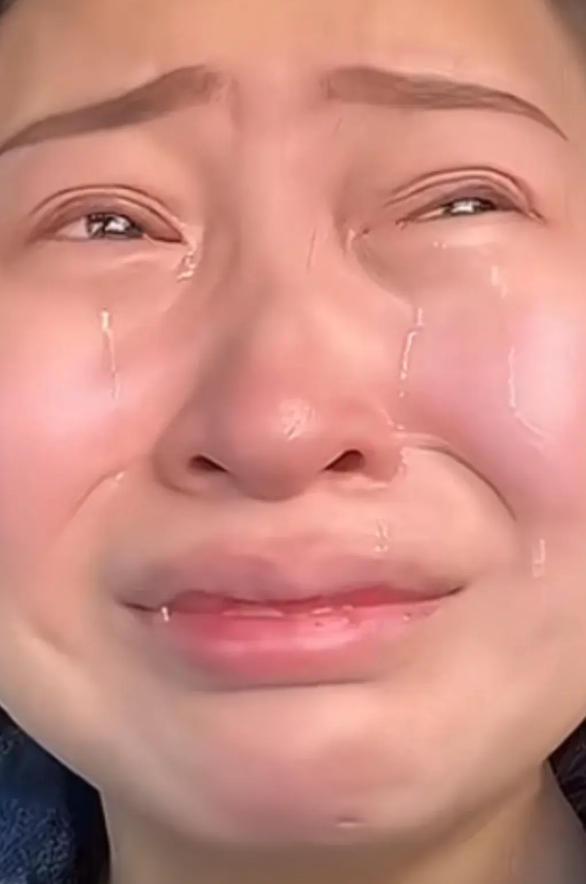 泪酸，前夫儿子结婚，没有告诉妻子，妻子得知后，随礼11万，前夫见妻子随礼也不吭，