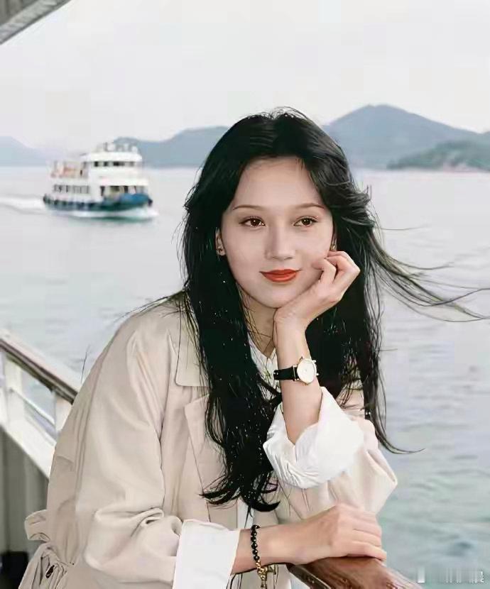 年轻时期的赵雅芝颜值气质俱佳，温婉端庄韵味十足，就算放到现在，颜值气场也妥妥是内