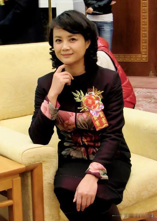 她是江南第一美女，长相特别温婉，脸型柔和，看起来是气质之美，比陈红好看。她叫茹萍