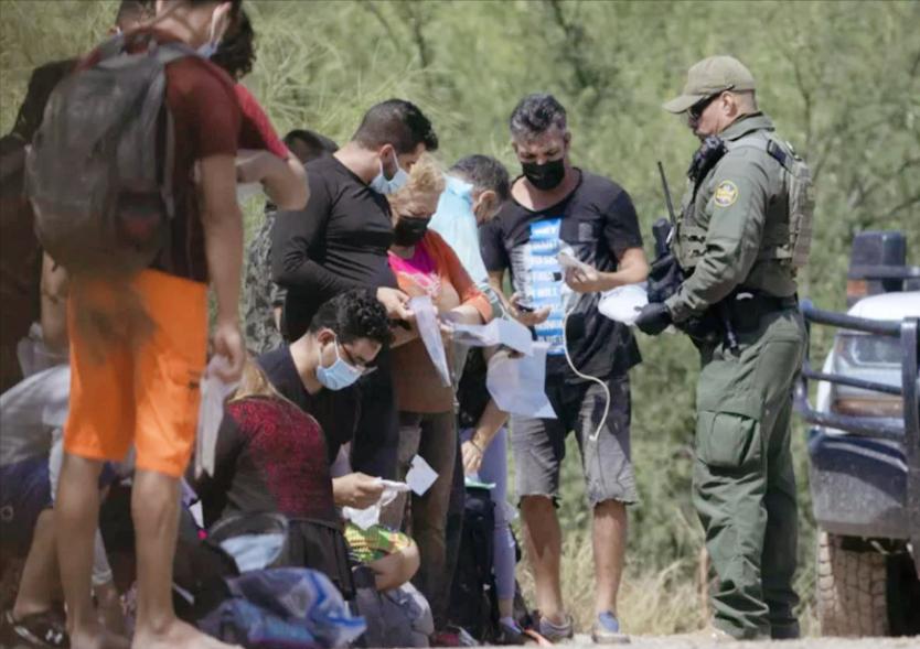 眼看美国中期选举的哨声快吹了，美国移民政策这边突然大转弯，特朗普喊得震天响的“大