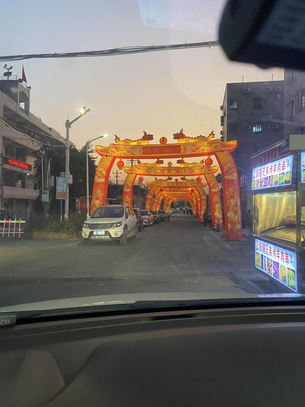 小李二十来岁时来到这座城市，租住在郊区农村的民房里。起初，他在一家台企工厂打工，