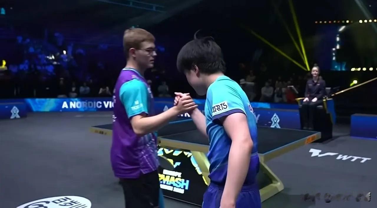 当张本智和4:0横扫A勒布伦后，谁注意到后者的表情！打赢国乒后的嚣张彻底不见了，