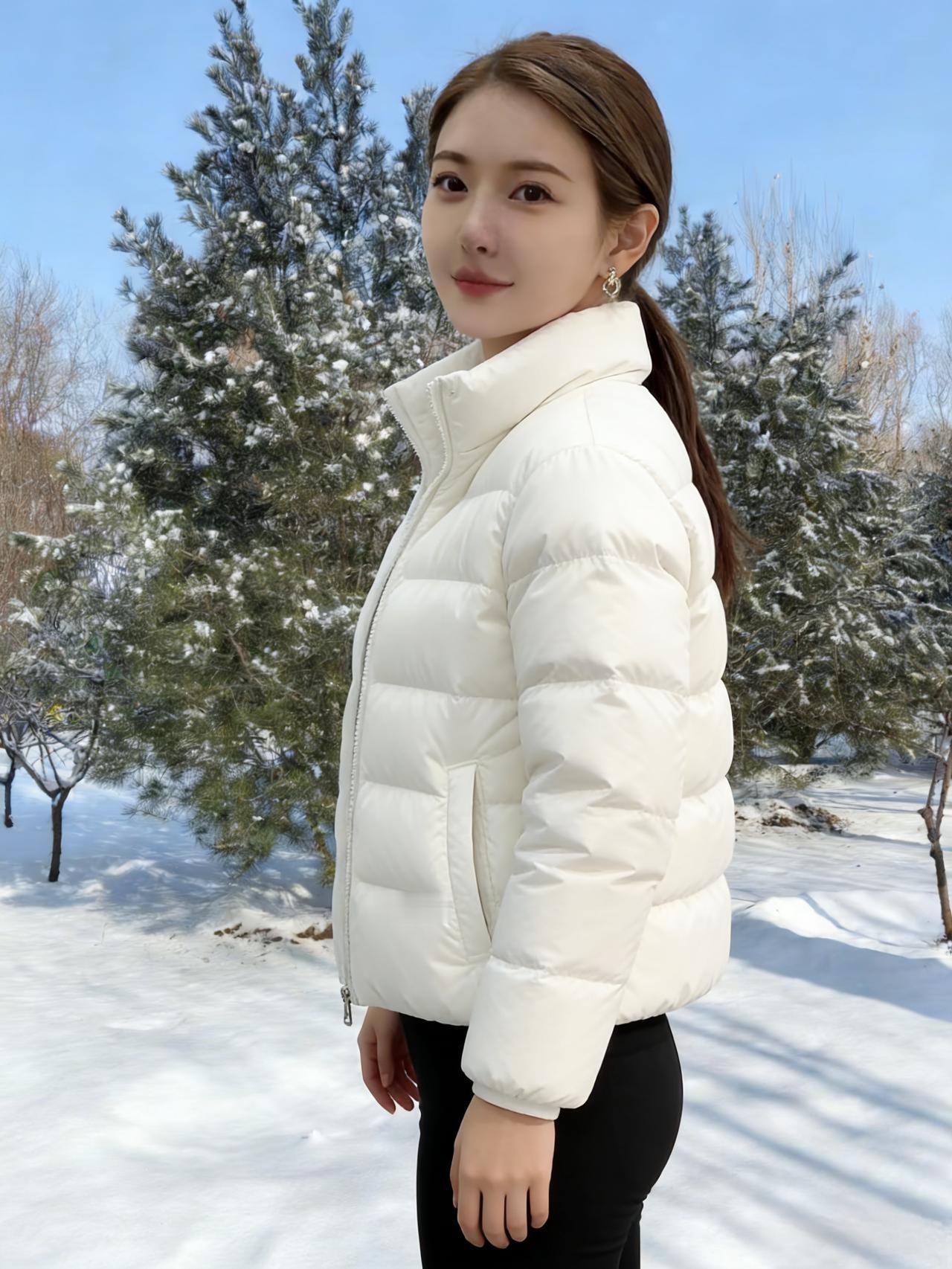 雪在下，在松针的缝隙里织网网住了冬日的光，也网住一个身影她的白羽绒服，是雪的