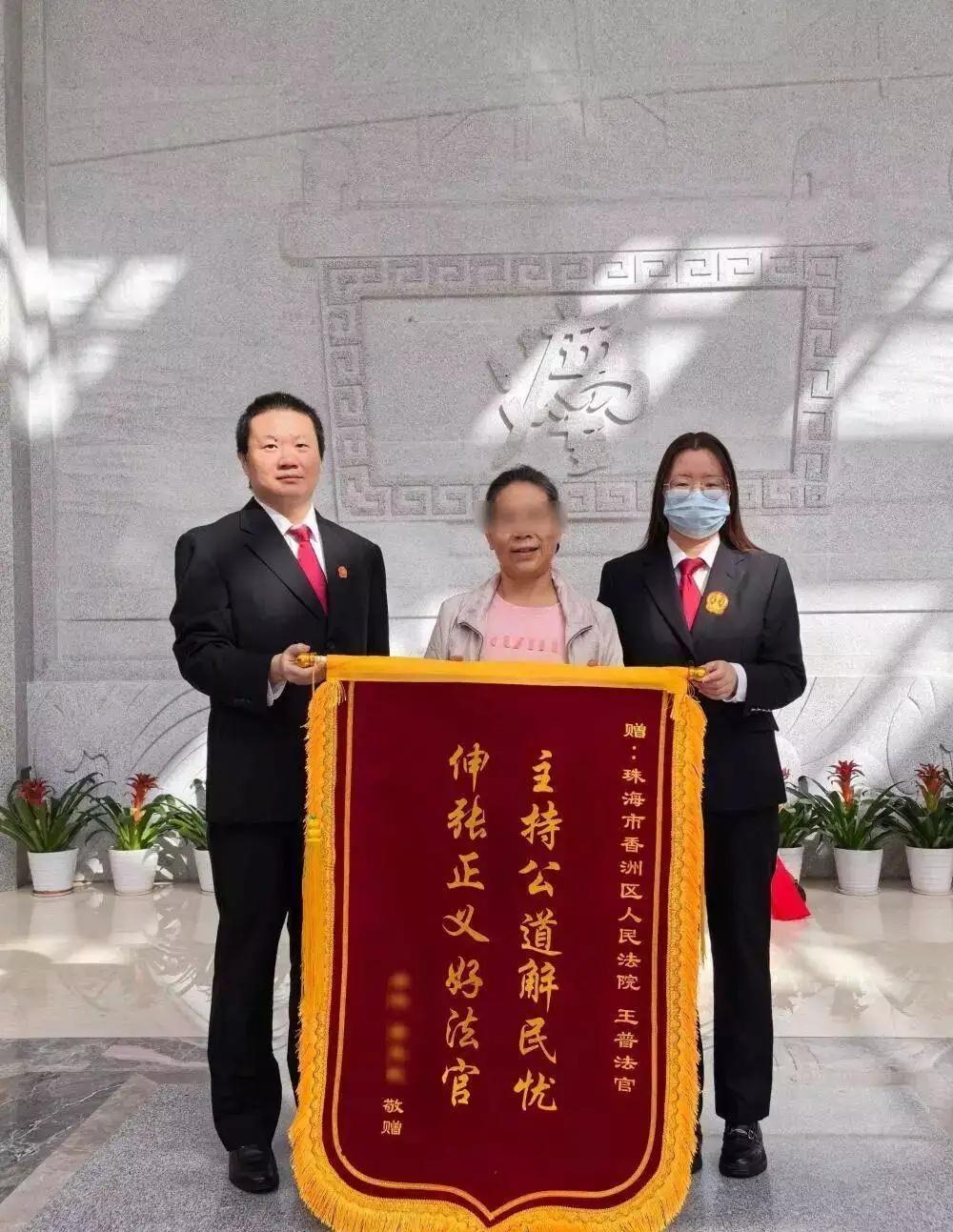 【女儿想卖房留学,起诉重病父亲腾房!法院判了】房产证上写着她的名字,但屋内住着患