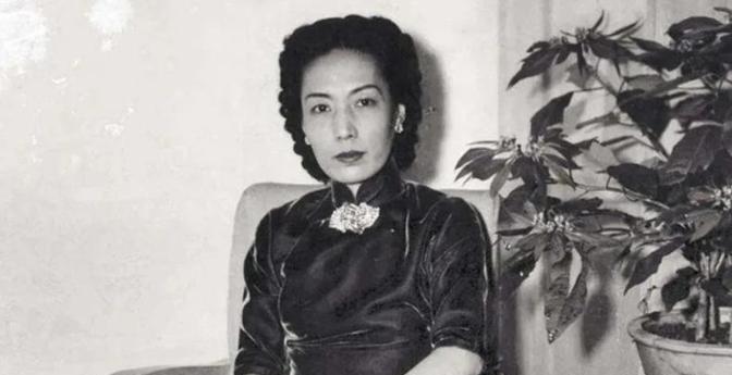 1927年，北京城里举办了一场婚礼，吸引世人关注。新郎梅兰芳许下承诺，说自己不会