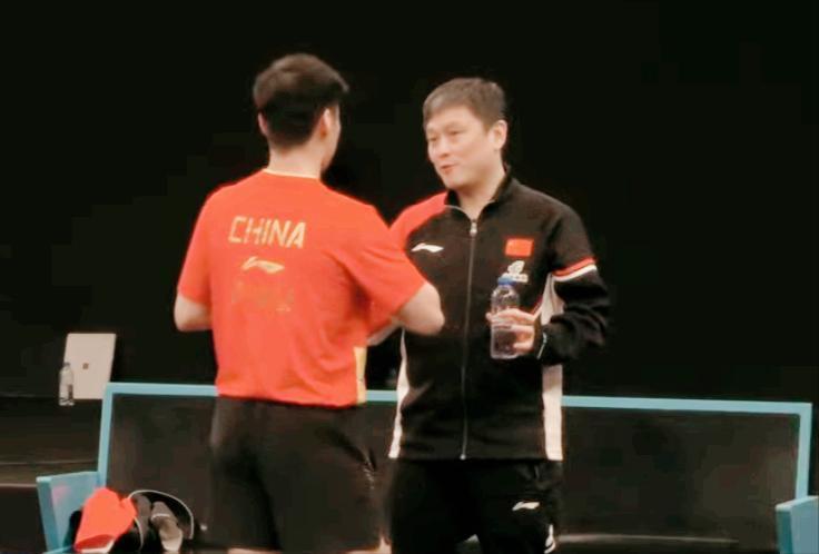 薛飞牛呀，打张本智和又兴奋了，哈哈志强的嘴角都挂不住了。张本智和发球抢攻，