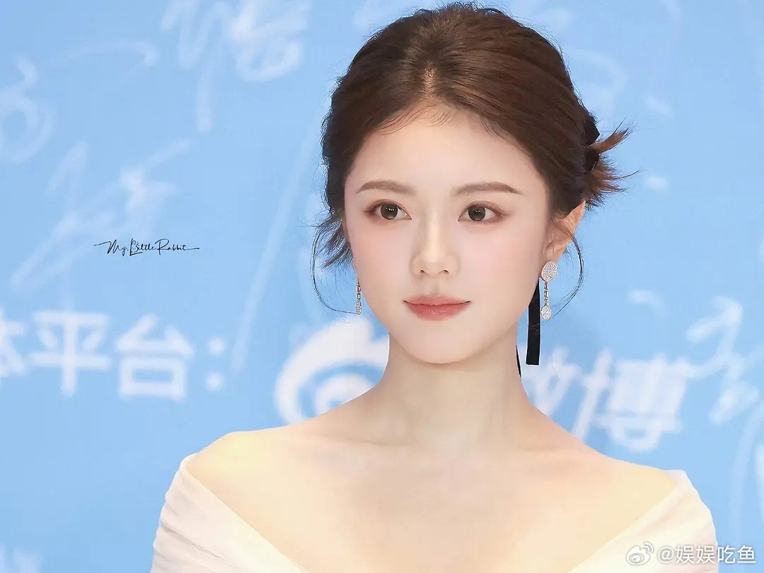 赵今麦去年一整年真是火力全开，属于是轻易不出活动，出一次可破800颜值嘿稿了😘