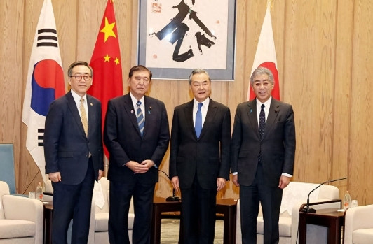 中日韩外长会的东京现场火药味十足！3月21日，中国外长王毅当着日本首相石破茂的面