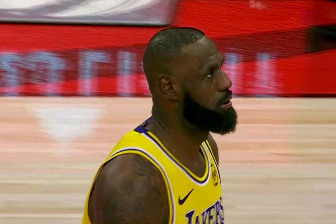 老詹：不似得分，胜似得分！！！老詹关键时刻背锅助攻八村垒绝杀猛龙，这剧本太有